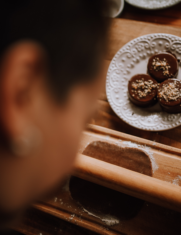 Almendra preparando alfajores artesanales
