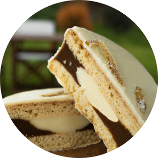 Alfajores con decoración de chocolate